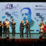 En el centro de la imagen, el nieto de Blas Cabrera, Luis Cabrera; y el organizador de este ciclo, Jorge Méndez, al final de la representación, junto al elenco participante y otros familiares del homenajeado.