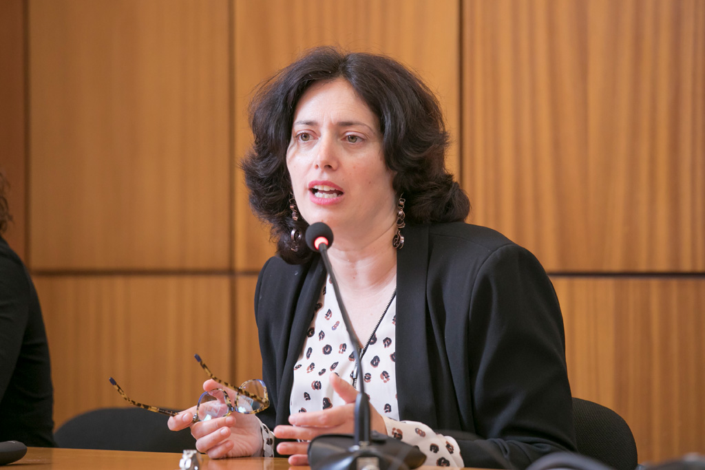 Ana Estévez durante su ponencia en la Facultad de Derecho.