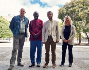 De izquierda a derecha: el profesor de Filología Francesa José Oliver; el escritor Boubacar Boris Diop; el rector, Francisco García; y la directora de la cátedra organizadora, Cristina González Uriarte.