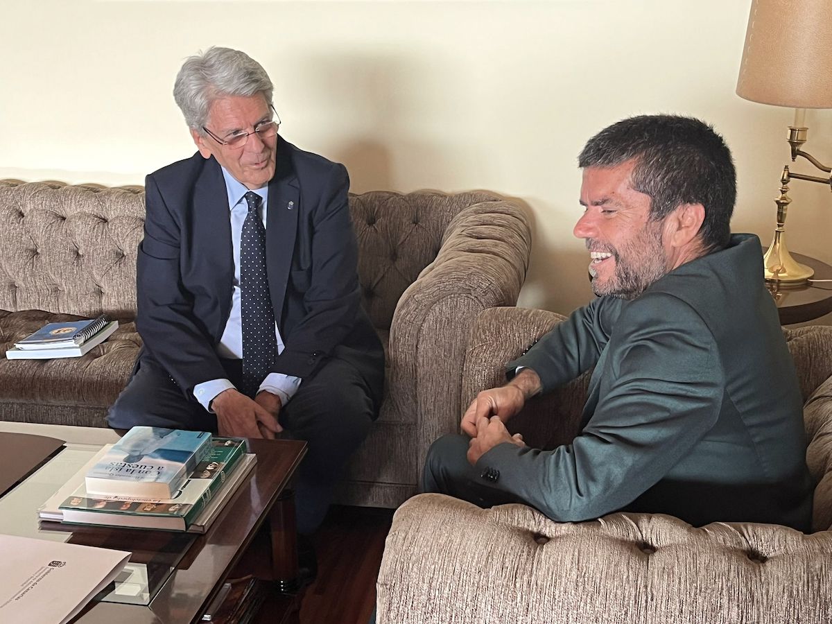 El consejero Julio Pérez (I) y el rector Francisco García durante la reunión mantenida en e Rectorado.