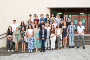 Foto de familia del alumnado con las 30 mejores notas de la EBAU en fase general, acompañado por el rector, la vicerrectora de Estudiantes, el secretario general y el coordinador de las pruebas de acceso.