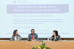 La vicerrectora de Cultura y Extensión Universitaria, Isabel León; el rector, Francisco García, y la presidenta del Consejo Social, Dolores Pelayo.