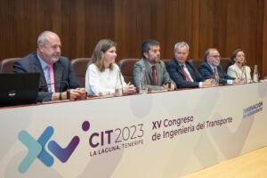 Mesa inaugural del congreso, con el consejero insular, Enrique Arriaga; la secretaria general de Transportes María José Rallo; el rector de la ULL, Frnacisco García; el consejero de Obras Públicas, Sebastián Franquis; el decano de la Facultad de Economía, Empresa y Turismo, José Adrián García; y la presidenta del comité organizador, Rosa Marina González.