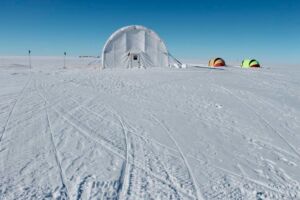 Campamento HWD-2B, situado a 350 km del borde del hielo del Mar de Ross en la Antártida donde se detectó por primera vez la existencia de este grupo de bacterias oxidadoras del azufre.