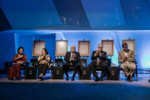 Foto de grupo de los homenajeados, con Dolores Pelayo y Rosario Álvarez sentadas a la izquierda.