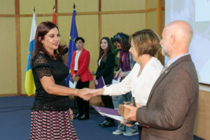 Serrano recibiendo el Premio de Investigación de la ULL en la ceremonia del Día Institucional celebrada el pasado 10 de marzo de 2023.