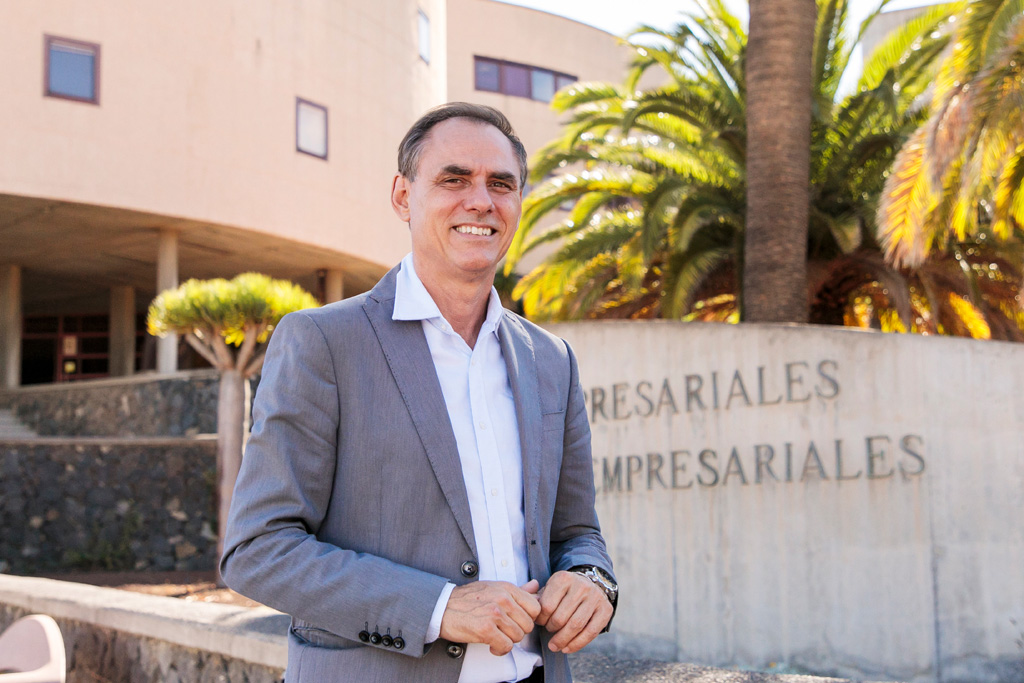 Carlos Fernández Hernández en los jardines exteriores de la Facultad de Economía, Empresa y Turismo.
