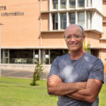José Luis Roda ante la sede de la Escuela Superior de Ingeniería y Tecnología.