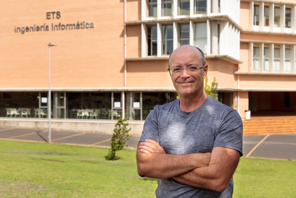 José Luis Roda ante la sede de la Escuela Superior de Ingeniería y Tecnología.