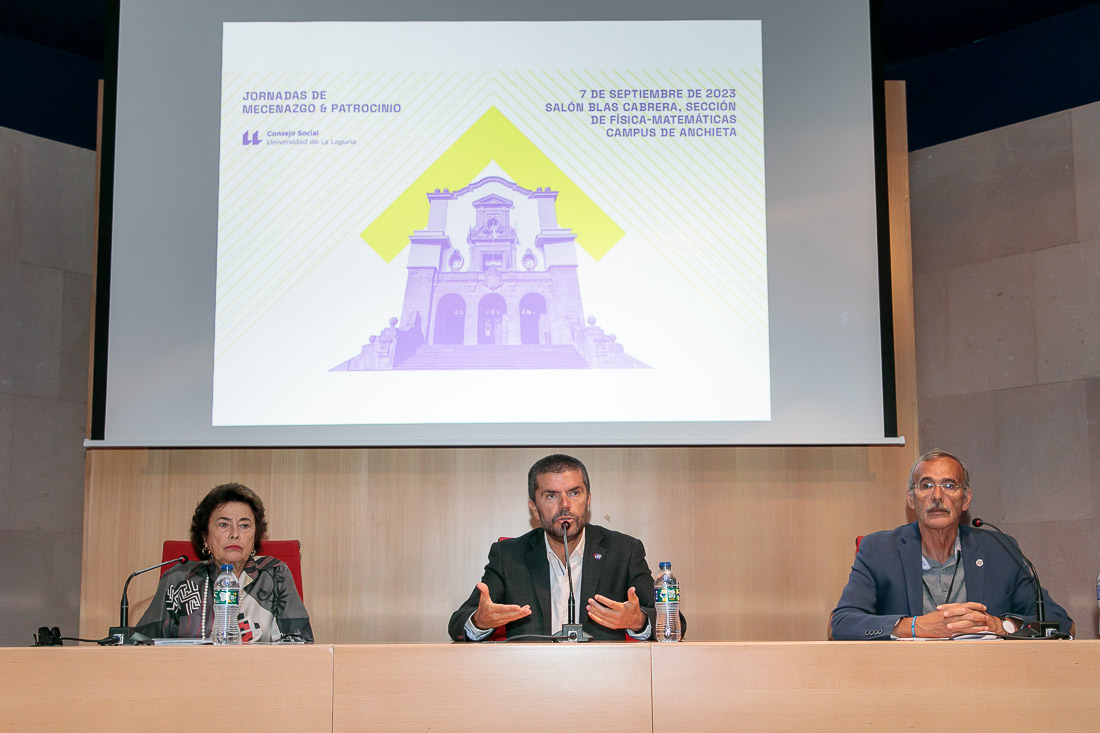 La presidenta del Consejo social, Dolores Pelayo; el rector, Francisco García; y el representante de Alumni ULL, Alberto Brito, durante la inauguración.