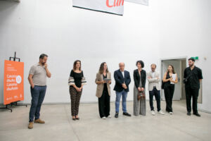 Parte del equipo curador y la vicerrectora de Cultura y Extensión Universitaria, Isabel León, durante el acto de apertura.