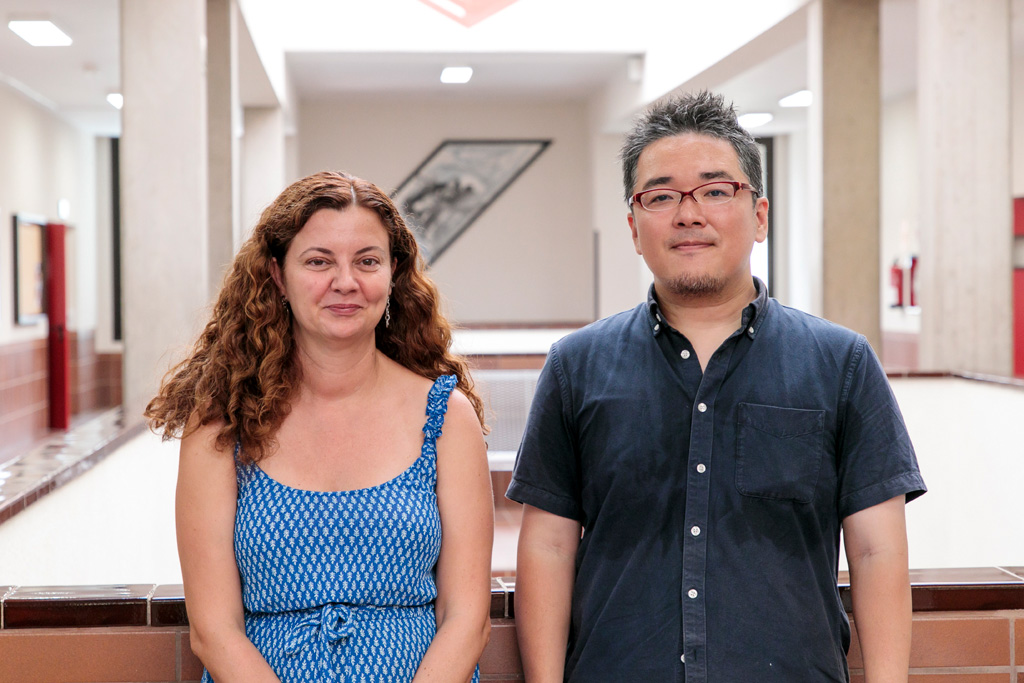 Verónica Pino y Shuhei Furukawa durante la visita del segundo a la Sección de Química, en donde impartió un seminario especializado para alumnado posdoctoral.