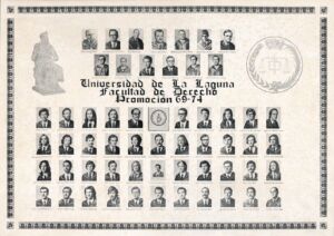 Orla de la promoción 1969-1974 de la Facultad de Derecho, en la cual aparece Saavedra como profesor.