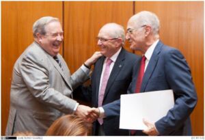 Saavedra. con el rector Eduardo Doménech y Manuel Álvarez de la Rosa, en un homenaje al segundo celebrado en octubre de 2013.