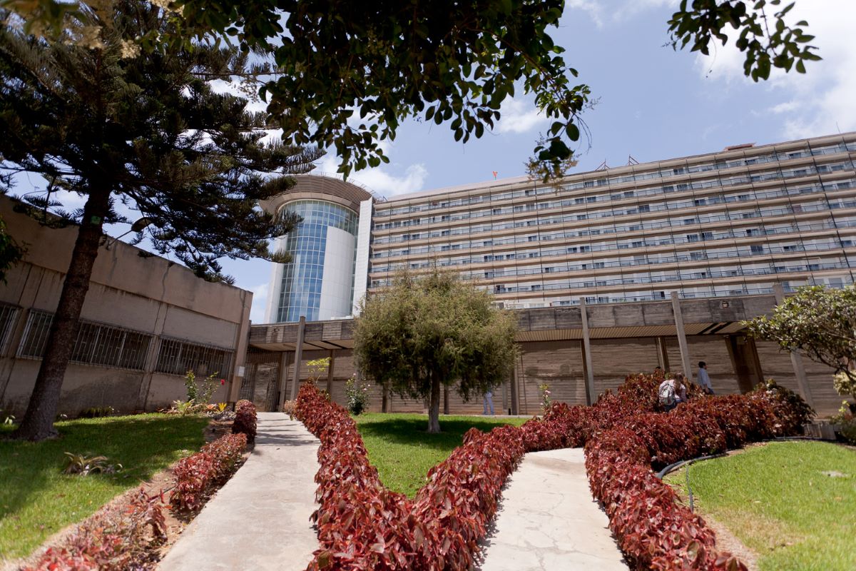 La Sección de Medicina de la Facultad de Ciencias de la Salud, con el Hospital Universitario de Canarias al fondo.