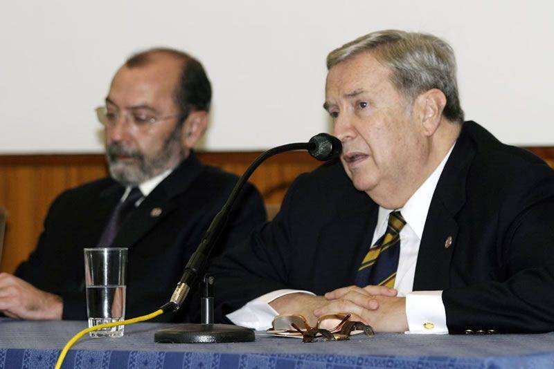 Jerónimo Saavedra, junto al rector Ángel Gutiérrez, durante el acto de celebración del 213 aniversario de la ULL, el 14 de marzo de 2005.