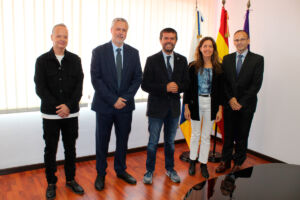 De izquierda a derecha: el secretario general de la ULL, Juan Antonio García; el director del IUBO, Juan Manuel Padrón; el rector, Francisco García; la subdirectora del instituto, Carolina Mallol; y el secretario del IUBO, David Díaz.