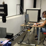 La investigadora Margarita Jambrina utilizando un sistema de escaneo Geotek (MSCL-CIS).
