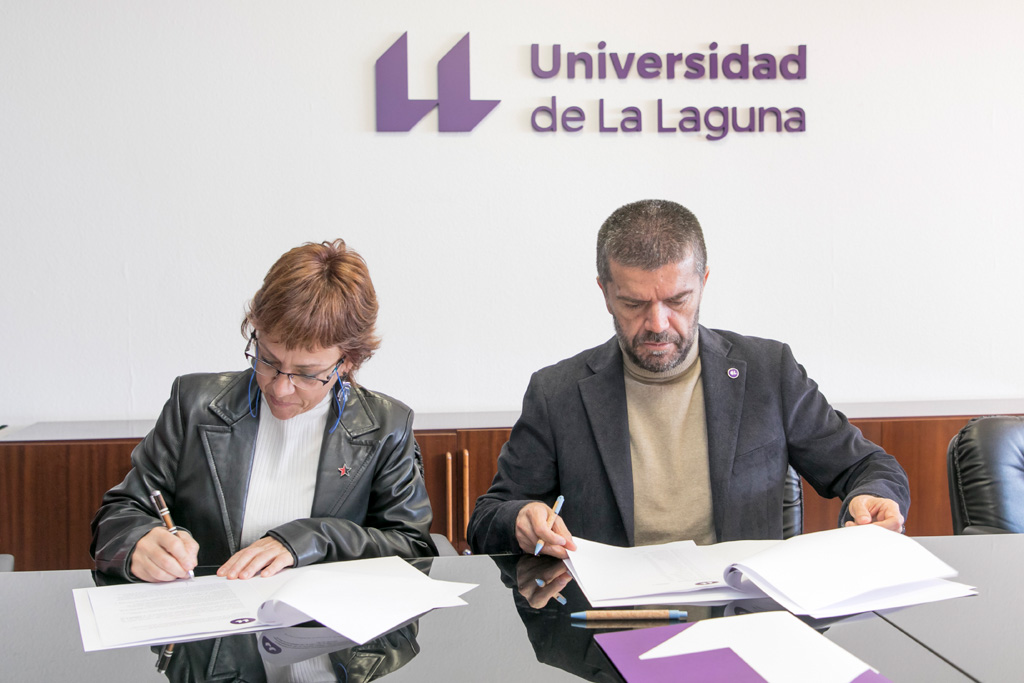 Raquel Pérez Brito y el rector Francisco García firman el contrato.