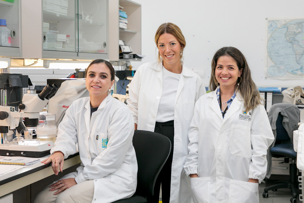 De izquierda a derecha: Irene Serafín Pérez, Sara Rodríguez Camacho y Carolina Fernández Serafín, en las dependencias del Laboratorio de Entomología Médica.