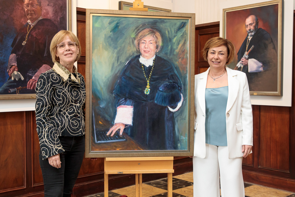 La autora del retrato, María Luisa Hodgson (i) junto a la ex-rectora Rosa Aguilar.