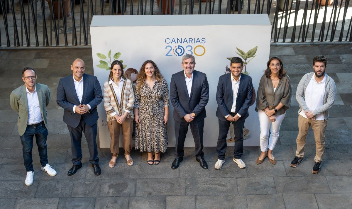 Foto de familia del nuevo comité de expertos con el presidente del Gobierno de Canarias.