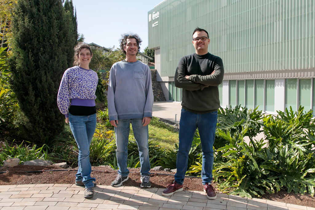 De izquierda a derecha: Ilaria Gamba, Gonzalo García Silvestro y Nicolás Sacco, en los exteriores del edificio NANOTEC que acogerá esta empresa.
