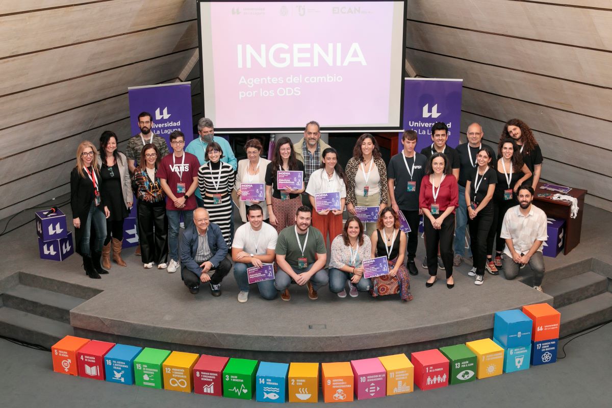 Foto de familia de todas las personas participantes en este acto de presentación de los proyectos INGENIA 2024.