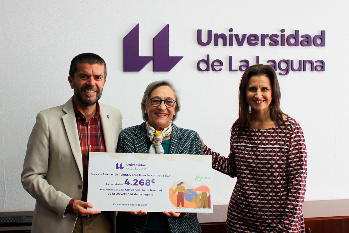 El rector, Francisco García; la vicepresidenta de TeidELA, Hortensia Hernández, y la vicerrectora de Cultura y Extensión Universitaria, Isabel León.