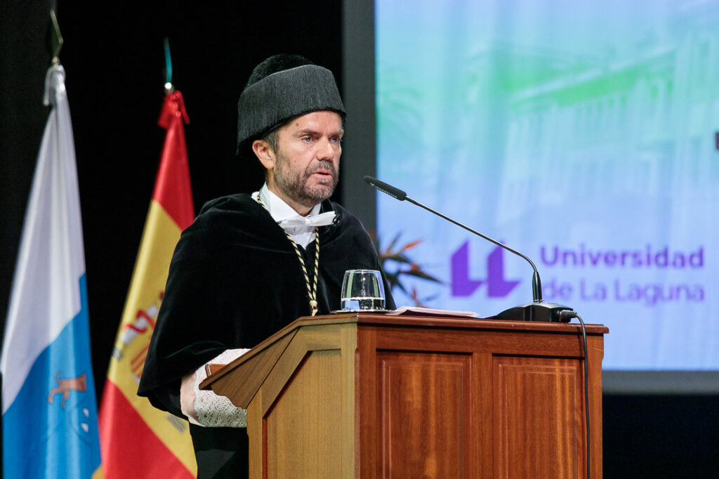 El rector enfatiza los valores feministas de Eulalia Pérez y Elsa López