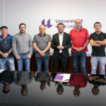 El rector y las representaciones de la Junta de Personal Docente e Investigador y el Comité de Empresa del Profesorado Laboral, tras la firma de los acuerdos.