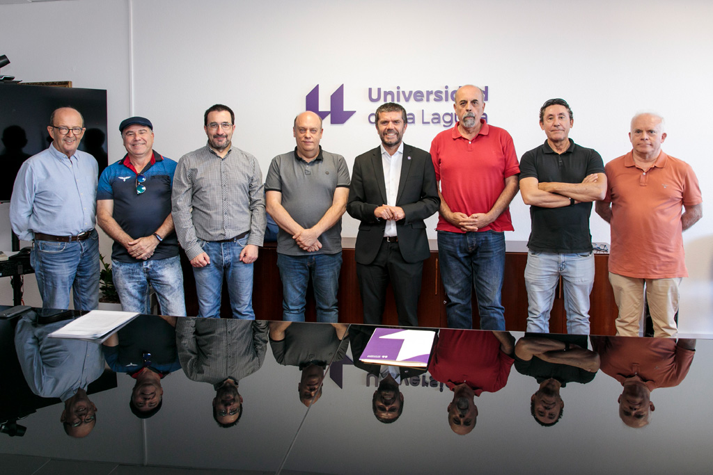 El rector y las representaciones de la Junta de Personal Docente e Investigador y el Comité de Empresa del Profesorado Laboral, tras la firma de los acuerdos.