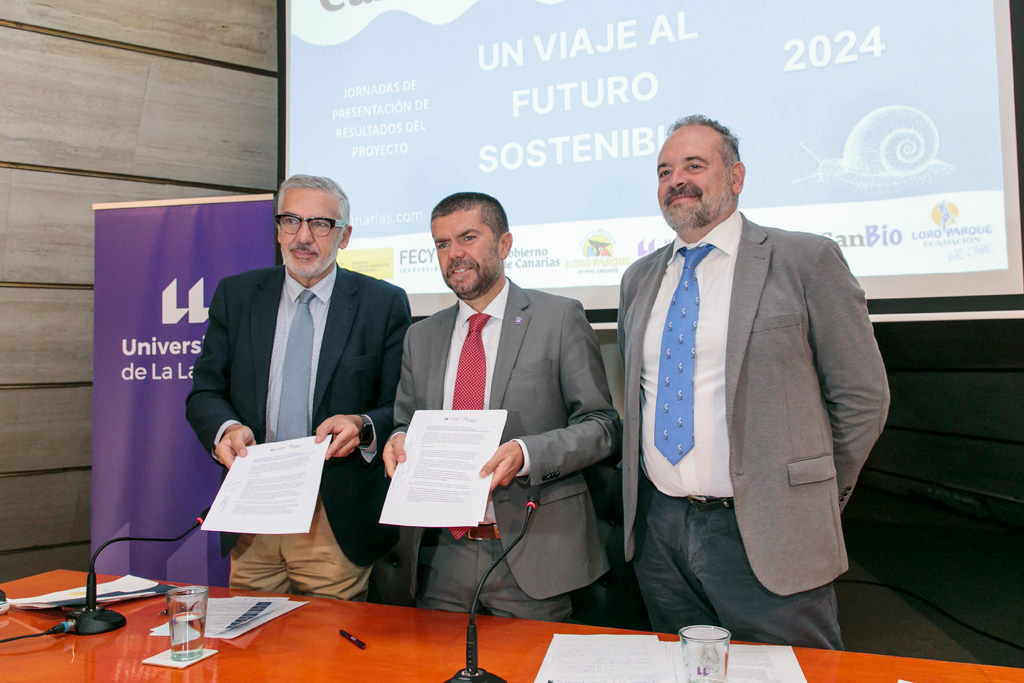 Los rectores de la ULPGC, Lluís Serra, y la ULL, Francisco García, junto a Javier Almunia (Loro Parque Fundación) muestran el manifiesto tras su firma.