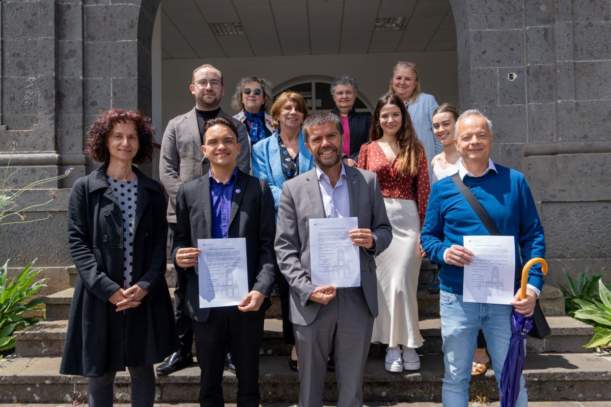En primera fila, la vicerrectora Rosario Hernández, el representante colegial Fabián Cubas, el rector Francisco García y el secretario general Juan Antonio García.