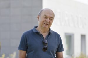 Hipólito Marrero, coordinador académico de este título, ante la sede del Instituto Universitario de Neurociencia.