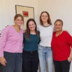 De izquierda a derecha, las auxiliares de conversación Clare Martin, Rachel Koenig y Madelyn Kloske, y la vicerrectora de Internacionalización y Cooperación, Inmaculada González.