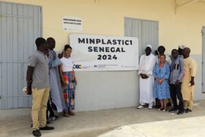 Imagen de la delegación de la ULL desplazada a Senegal, ocn la vicerretora Inmaculada González a la cabeza, reunida con la comunidad local de Hydrobase (en la región de Saint-Louis).