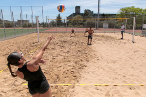 Imagen de un partido de vóley playa mixto disputado en la ULL durante el Campeonato Universitario de Canarias celebrado en mayo de 2024.