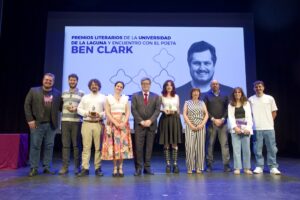 Foto de familia de los premiados y las autoridades: Ben Clark, Pablo Gallego Boutou, Jorge Gálvez, Isabel León (ULL), José Carlos Acha (Cabildo de Tenerife), Sophia Hidalgo, Isabel Castells (ULL), Daniel García Pulido, Mª Guacimara García Hernández y Javier Pérez.