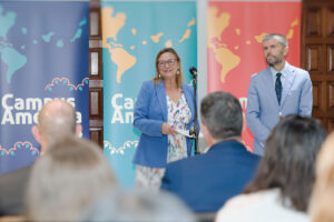 La vicerrectora de Internacionalización y el rector.