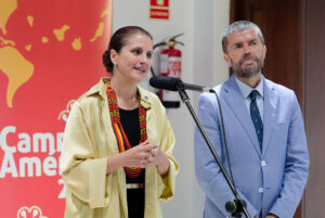 La vicerrectora de Cultura y Extensión y el rector. 