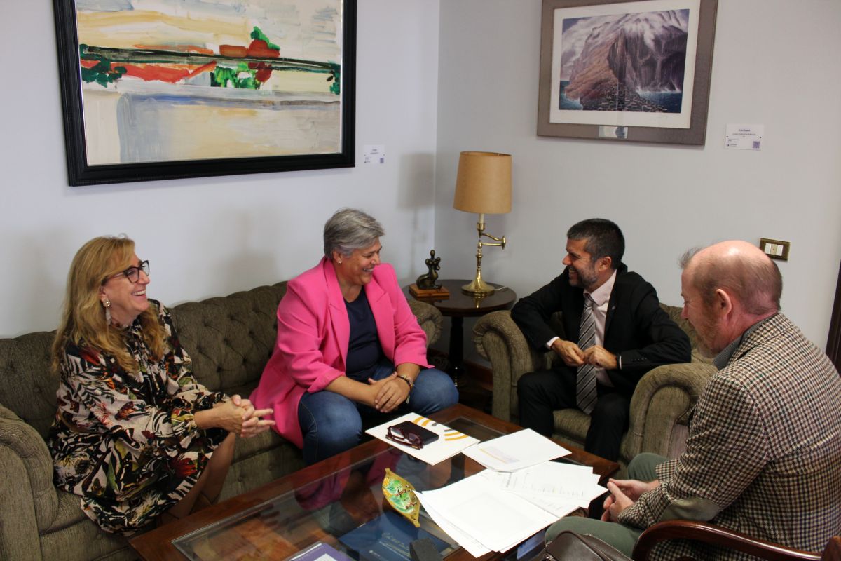 La gerenta, Teresa Covisa; la comisionada, Noelia García; el rector, Francisco García; y el jefe de servicio, Miguel Ángel Herrero, durante la visita.