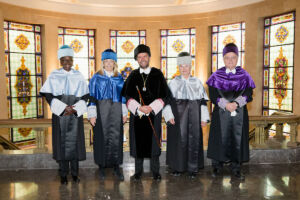De izquierda a derecha: Ken Bugul, Londa Schiebinger, el rector Francisco García, Amparo Moreno Sardà y Nicholas A. Peppas, en e Edificio Central de la Universidad de La Laguna.