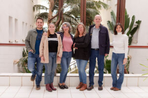 El equipo responsable de este proyecto. De izquierda a derecha: Christian Rosales, Andrea Vera, Ana María Martín, Stephany Hess, Bernardo Hernández y Cristina Ruiz, fotografiados en la Facultad de Psicología y Logopedia.
