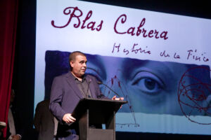 El profesor Jorge Méndez en el estreno del documental sobre Blas Cabrera que él mismo ha coescrito junto con Raúl Jiménez.