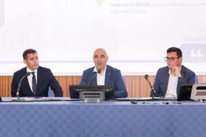 De izquierda a derecha, el consejero insular de Innovación, Investigación y Desarrollo del Cabildo de Tenerife, Juan José Martínez; el vicerrector de Transformación Digital, Vicente Blanco; y el consejero de Obras Públicas, Vivienda y Movilidad del Gobierno de Canarias, Pablo Rodríguez Valido.