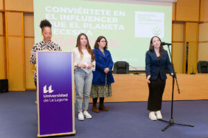 De izquierda a derecha, Wude Castro, Katherina Gómez, María del Cristo Velasco e Ithaisa Martín, cuatro de las cinco Influencers 3C participantes en el acto (falta en la imagen Alejandra Hernández).