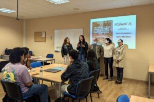 Itahisa Pérez, la segunda por la derecha, durante una de las sesiones formativas de este programa.