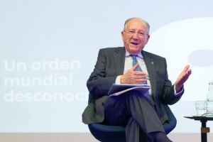Félix Sanz Roldán durante su disertación en el Espacio Mutua Tinerfeña, invitado por el Consejo Social de la ULL.