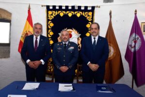 De izquierda a derecha, Lluís Serra (ULPGC), Francisco Javier Vidal (Mando Aéreo de Canarias) y José Manuel García (ULL).